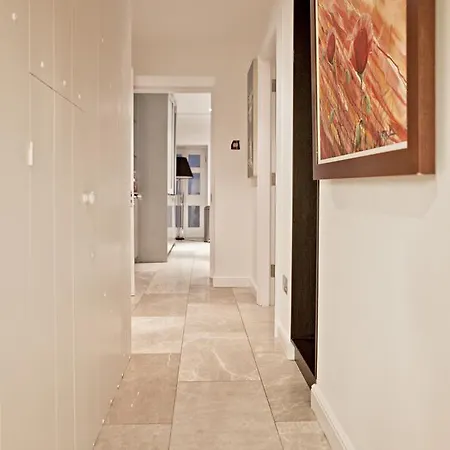 The Colin Farrell - Hiphipstay Apartament *